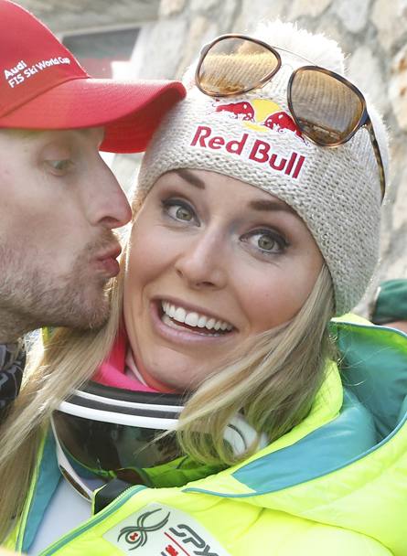 Lindsey Vonn e il bacio del fan invadente. L&#39;americana trionfa nel SuperG di St. Moritz e poi viene festeggiata cos (Action Images)